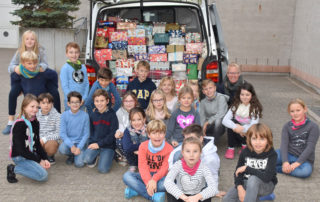 307 Päckchen für bedürftige Familien und Kinder spendeten Grundschüler und Schüler aus den weiterführenden Schulzweiegn an der Hanauer Paul-Gerhardt-Schule an die Hanauer Tafel.