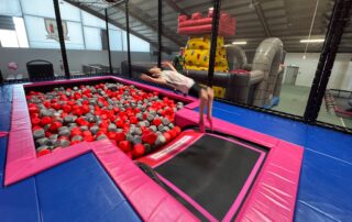 6.Klassen in Trampolinhalle